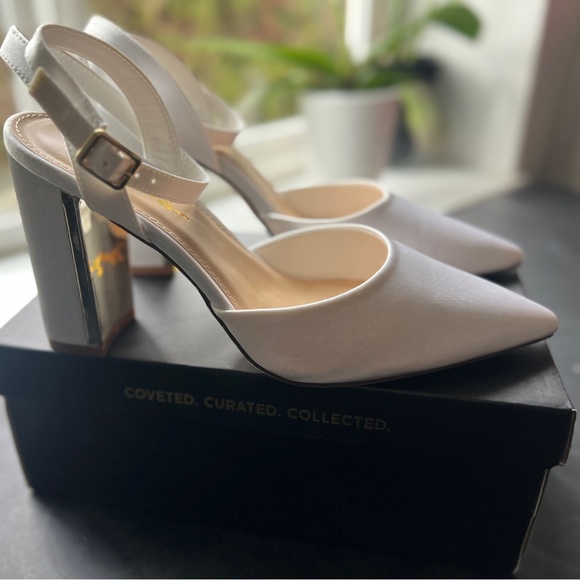 Laura II White Satin Ankle Strap Pointed-Toe Pumps -Sz 7 - Picture 3 of 7